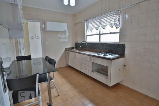 Cozinha de apartamento para alugar com 1 quarto, 45m² em Campo Grande, Santos