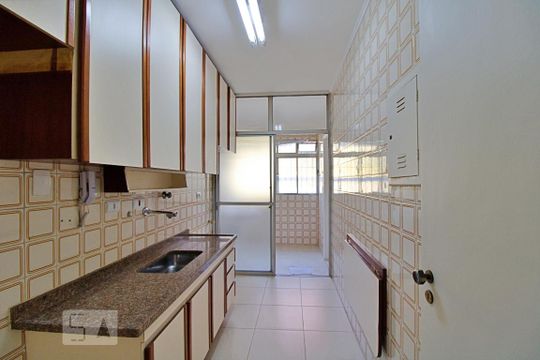 Cozinha de apartamento para alugar com 2 quartos, 69m² em Real Parque, São Paulo