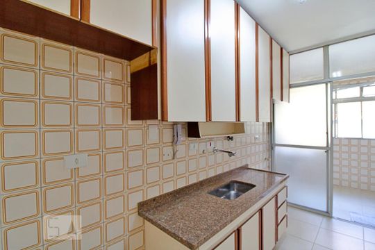 Cozinha de apartamento para alugar com 2 quartos, 69m² em Real Parque, São Paulo