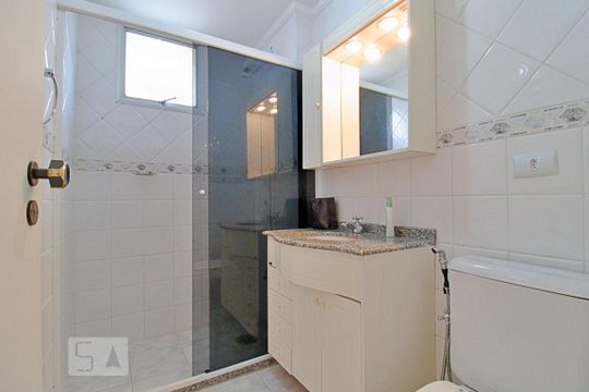 Banheiro de apartamento para alugar com 2 quartos, 69m² em Real Parque, São Paulo