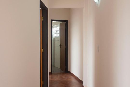 Corredor de apartamento para alugar com 2 quartos, 60m² em Bela Vista, São Paulo