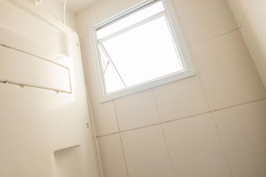 banheiro de apartamento à venda com 2 quartos, 55m² em Vila Progresso, Campinas