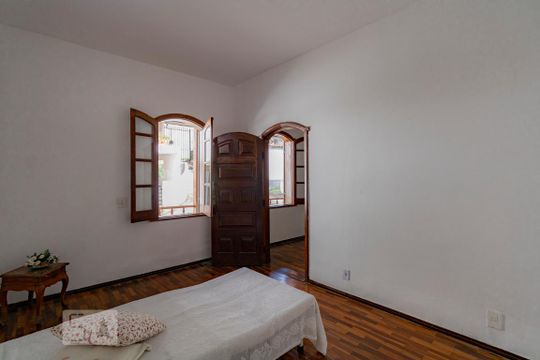 Quarto de casa para alugar com 5 quartos, 403m² em Sagrada Família, Belo Horizonte