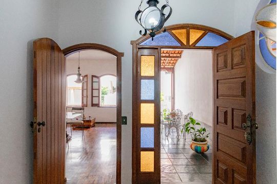 Sala de casa para alugar com 5 quartos, 403m² em Sagrada Família, Belo Horizonte