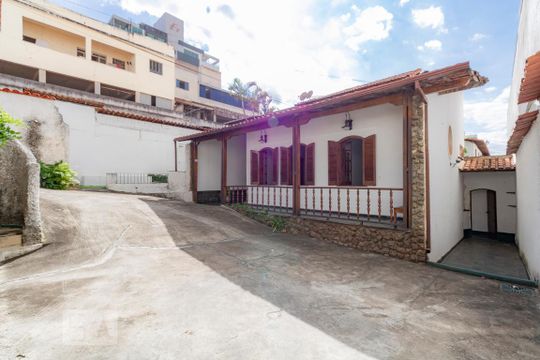 Área externa de casa para alugar com 5 quartos, 403m² em Sagrada Família, Belo Horizonte