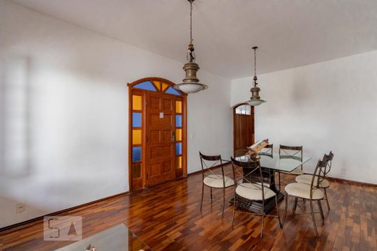 Sala de casa para alugar com 5 quartos, 403m² em Sagrada Família, Belo Horizonte