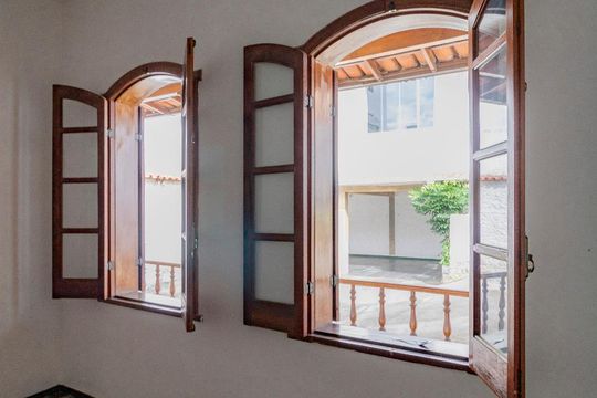 Sala de casa para alugar com 5 quartos, 403m² em Sagrada Família, Belo Horizonte
