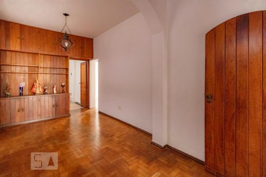 Sala de casa para alugar com 5 quartos, 403m² em Sagrada Família, Belo Horizonte