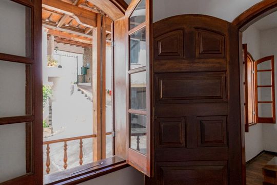 Quarto de casa para alugar com 5 quartos, 403m² em Sagrada Família, Belo Horizonte