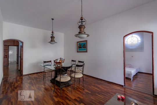 Sala de casa para alugar com 5 quartos, 403m² em Sagrada Família, Belo Horizonte