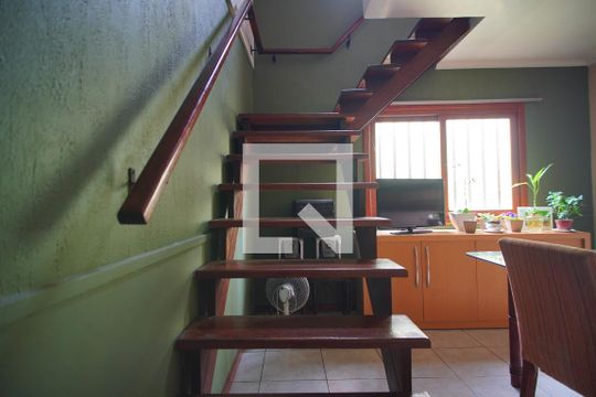 Escada - Acesso Quartos de casa para alugar com 3 quartos, 300m² em Passo das Pedras, Porto Alegre