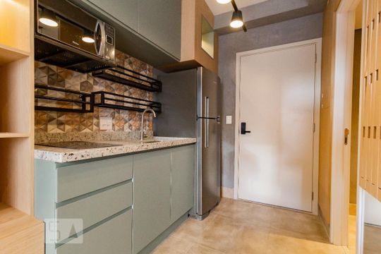 Cozinha de kitnet/studio para alugar com 1 quarto, 25m² em Jardim das Acácias, São Paulo