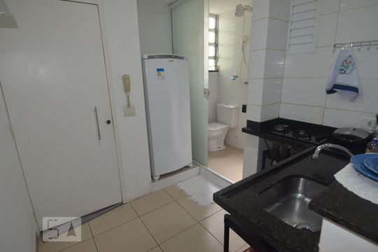 Banheiro de kitnet/studio para alugar com 1 quarto, 28m² em Copacabana, Rio de Janeiro