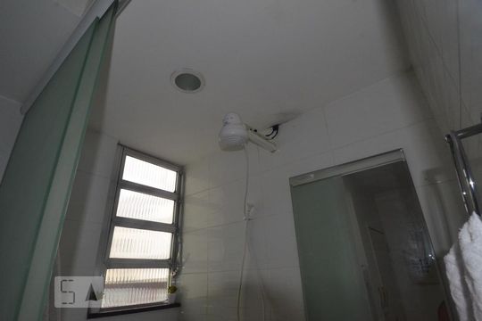 Banheiro de kitnet/studio para alugar com 1 quarto, 28m² em Copacabana, Rio de Janeiro