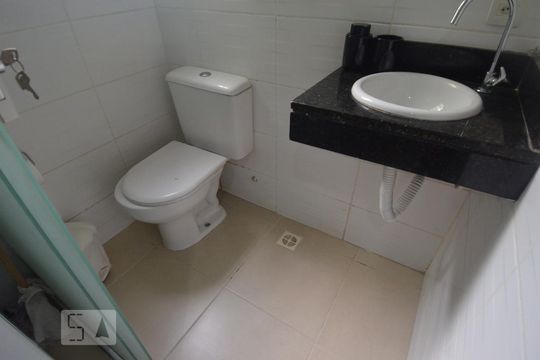 Banheiro de kitnet/studio para alugar com 1 quarto, 28m² em Copacabana, Rio de Janeiro