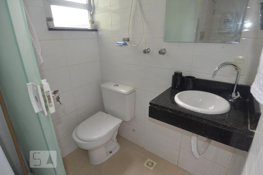 Banheiro de kitnet/studio para alugar com 1 quarto, 28m² em Copacabana, Rio de Janeiro