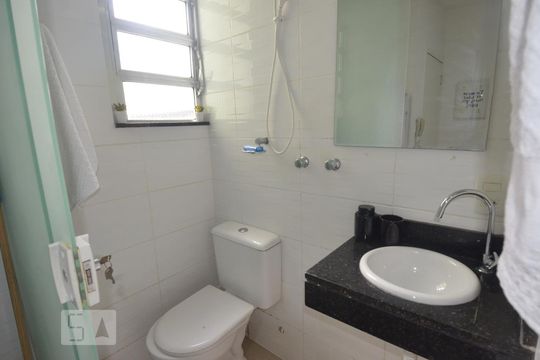 Banheiro de kitnet/studio para alugar com 1 quarto, 28m² em Copacabana, Rio de Janeiro