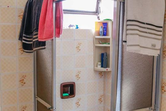 Banheiro de apartamento à venda com 1 quarto, 105m² em Medianeira, Porto Alegre