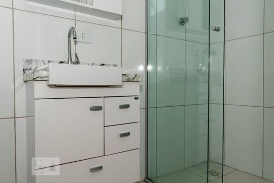 Banheiro de kitnet/studio para alugar com 1 quarto, 24m² em Vila Clementino, São Paulo