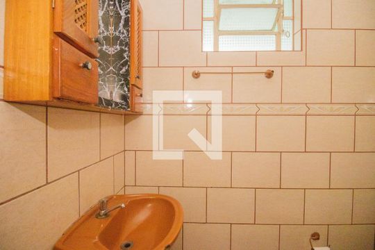 Banheiro de apartamento à venda com 1 quarto, 48m² em Passo da Areia, Porto Alegre