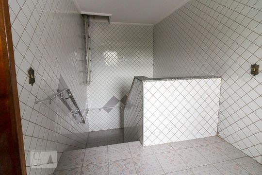 Escadas de acesso ao apartamento de apartamento para alugar com 2 quartos, 50m² em Jardim Valéria, Guarulhos