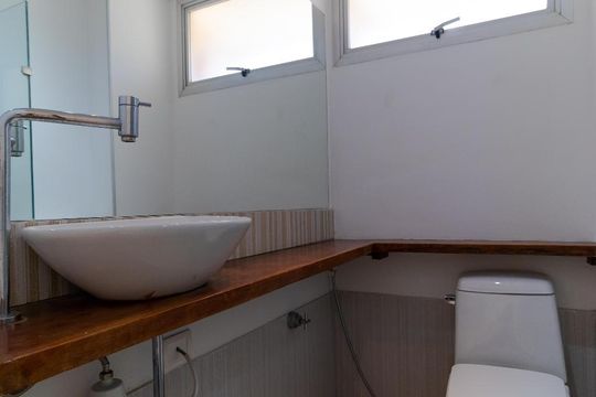 Banheiro de apartamento para alugar com 1 quarto, 64m² em Cambuí, Campinas