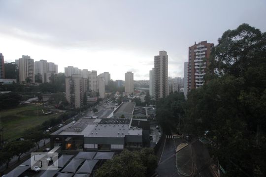 Vista da suíte de apartamento para alugar com 1 quarto, 70m² em Vila Andrade, São Paulo