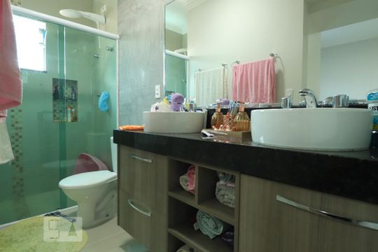 Banheiro da Suíte de casa à venda com 3 quartos, 159m² em Vila Alzira, Santo André