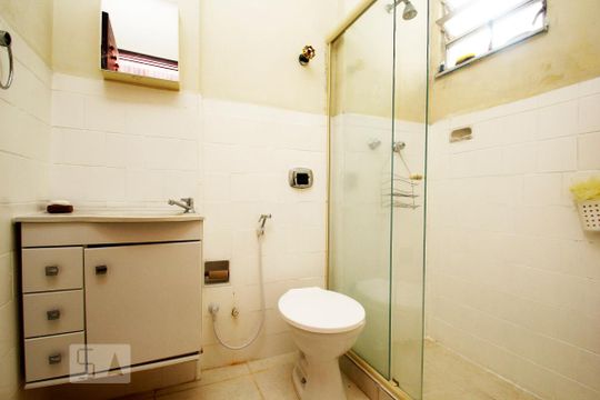 Banheiro de kitnet/studio para alugar com 1 quarto, 37m² em Centro, Rio de Janeiro
