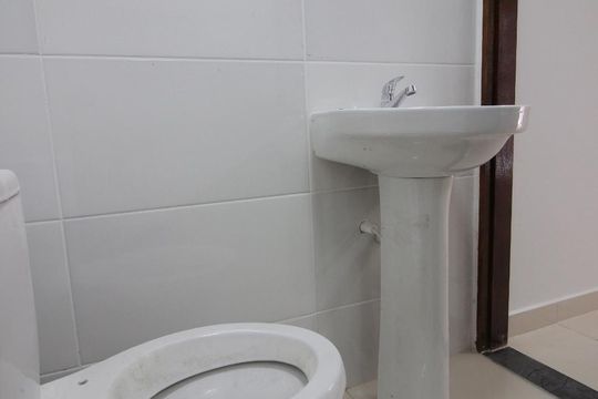 Banheiro de kitnet/studio para alugar com 1 quarto, 35m² em Vila Carbone, São Paulo