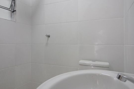 Banheiro de kitnet/studio para alugar com 1 quarto, 35m² em Vila Carbone, São Paulo