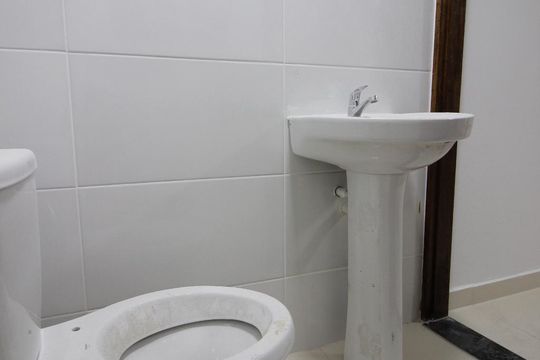Banheiro de kitnet/studio para alugar com 1 quarto, 35m² em Vila Carbone, São Paulo