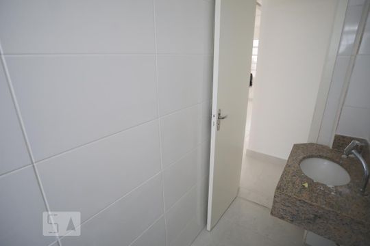 Banheiro do Corredor de apartamento para alugar com 1 quarto, 55m² em Gonzaga, Santos