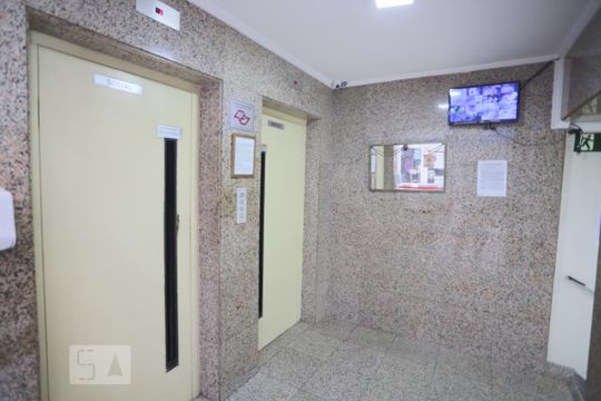 Área Comum - Elevadores da Entrada do Prédio de apartamento para alugar com 1 quarto, 55m² em Gonzaga, Santos