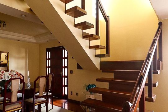 Escada de casa à venda com 6 quartos, 650m² em Recreio dos Bandeirantes, Rio de Janeiro