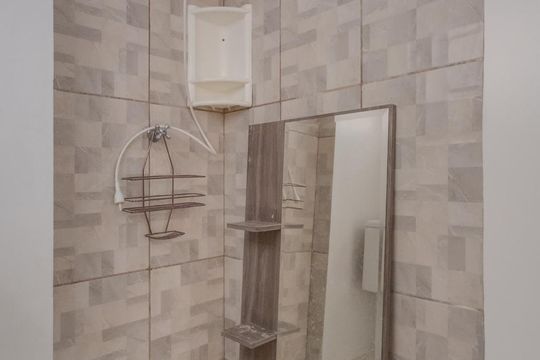 Banheiro de apartamento à venda com 1 quarto, 40m² em Petrópolis, Porto Alegre