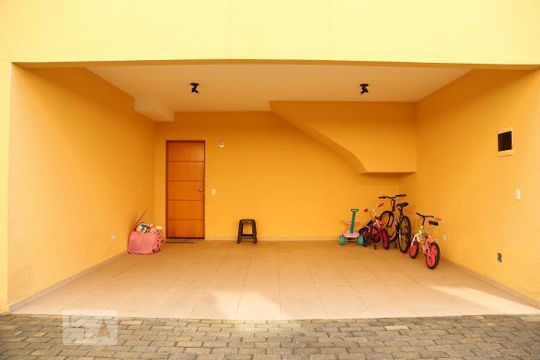 Garagem de casa de condomínio à venda com 3 quartos, 128m² em Jardim Oliveiras, Taboão da Serra