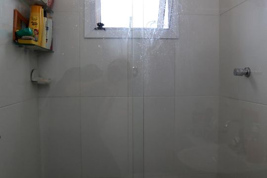 Banheiro da Suíte de casa de condomínio à venda com 3 quartos, 128m² em Jardim Oliveiras, Taboão da Serra