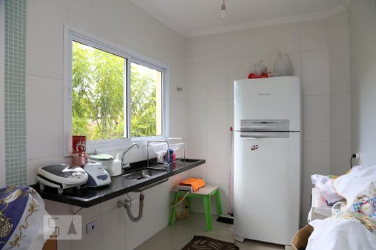 Cozinha de casa de condomínio à venda com 3 quartos, 128m² em Jardim Oliveiras, Taboão da Serra