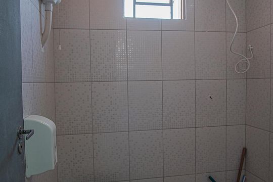 Banheiro de kitnet/studio para alugar com 1 quarto, 50m² em Setor Pedro Ludovico, Goiânia