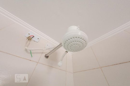 Banheiro de kitnet/studio para alugar com 1 quarto, 47m² em Centro, Campinas