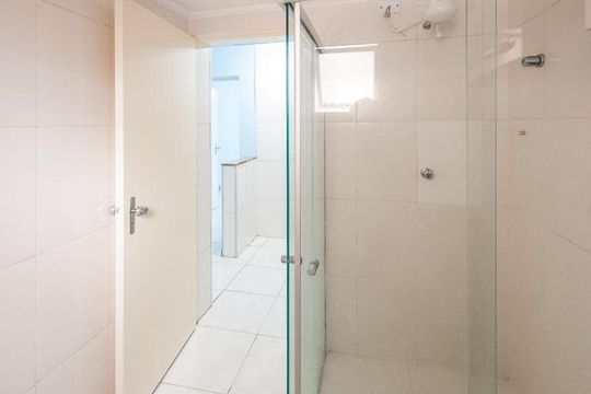 Banheiro de kitnet/studio para alugar com 1 quarto, 47m² em Centro, Campinas