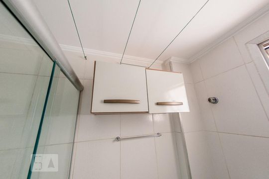 Banheiro de kitnet/studio para alugar com 1 quarto, 47m² em Centro, Campinas