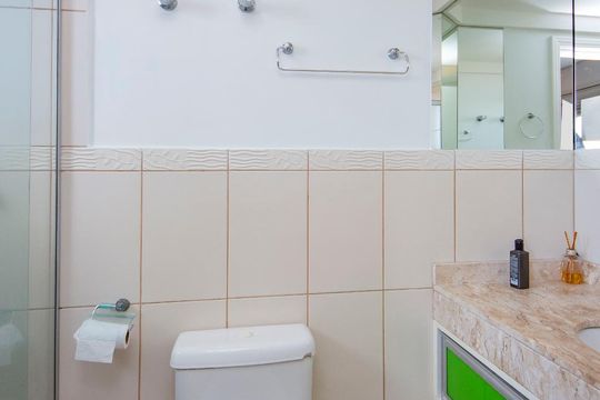 Banheiro da Suíte   de apartamento para alugar com 2 quartos, 68m² em Jardim do Salso, Porto Alegre