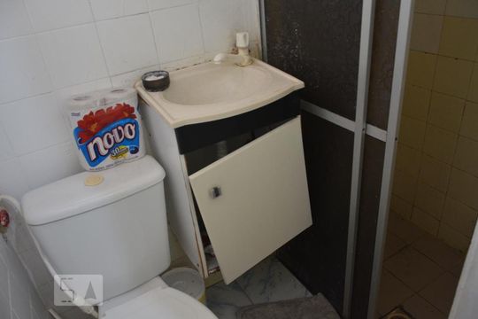 Banheiro de apartamento para alugar com 2 quartos, 70m² em Brotas, Salvador