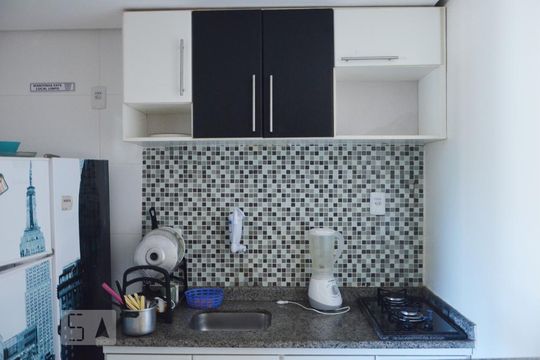 Cozinha de apartamento para alugar com 1 quarto, 33m² em Barra, Salvador