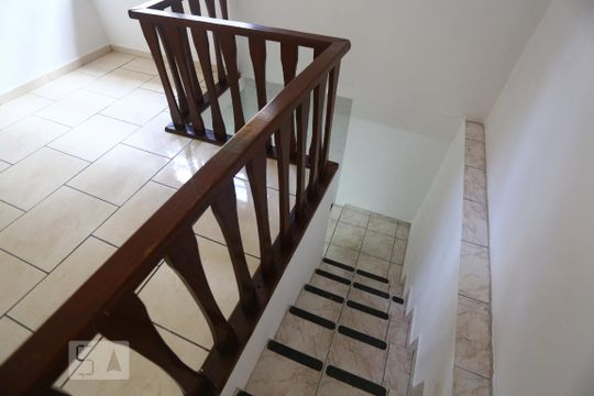 Escadas de casa à venda com 3 quartos, 81m² em Umuarama, Osasco