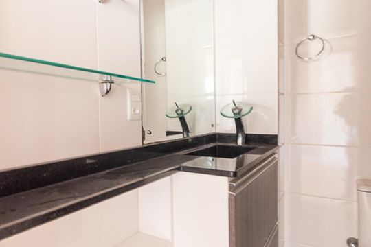 Banheiro de apartamento à venda com 2 quartos, 77m² em São João, Porto Alegre
