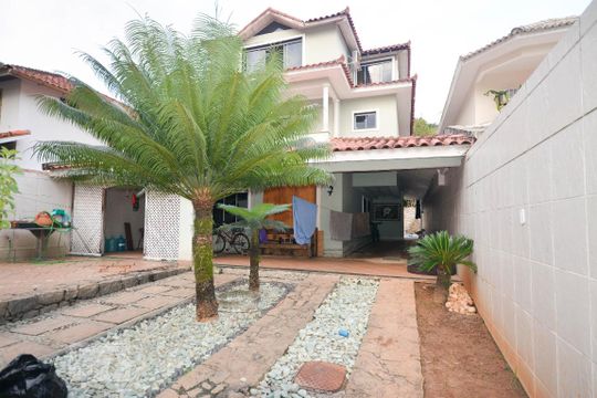 Fachada de casa à venda com 5 quartos, 500m² em Vargem Pequena, Rio de Janeiro