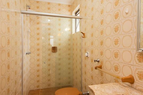 Banheiro de apartamento para alugar com 1 quarto, 40m² em Santa Cecília, Porto Alegre